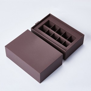 Confezione regalo di cibo al cioccolato e noci