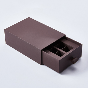 Confezione regalo di cibo al cioccolato e noci