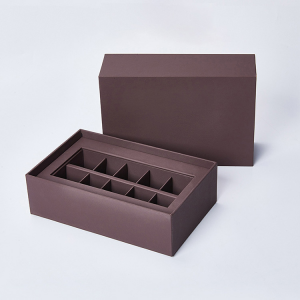 Confezione regalo di cibo al cioccolato e noci
