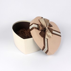 scatola a forma di cuore per cioccolatini