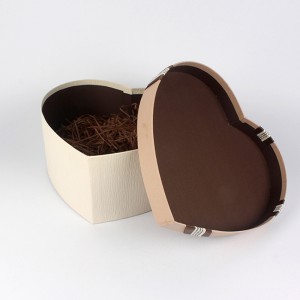 scatola a forma di cuore per cioccolatini